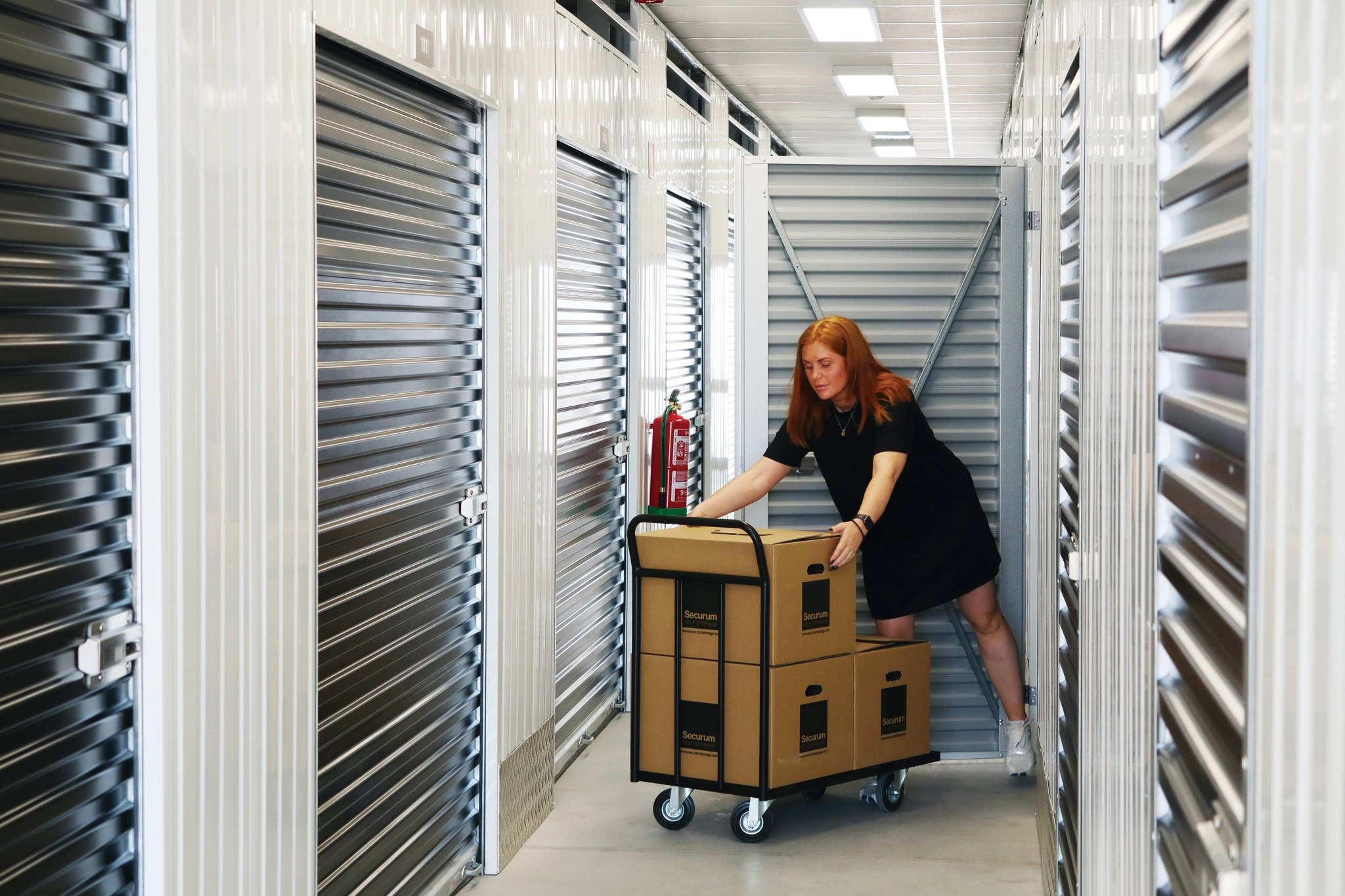 Securum MARF Faro corridor with units and customer